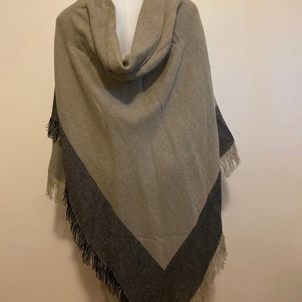 Apt. 9 Hooded Colorblock Fringe Poncho Wrap Toggle Closure OS - Picture 4 of 4